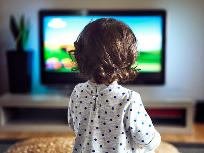 niño viendo dibujos animados en la tv