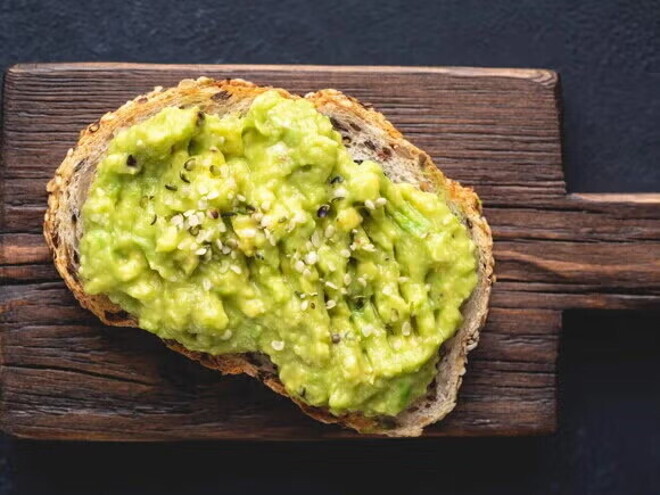 Sándwich de vegetales verdes con dip de Garbanzo