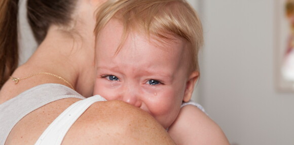 Una mamá consolando a su hija porque sufre un tipo de alergias en bebés